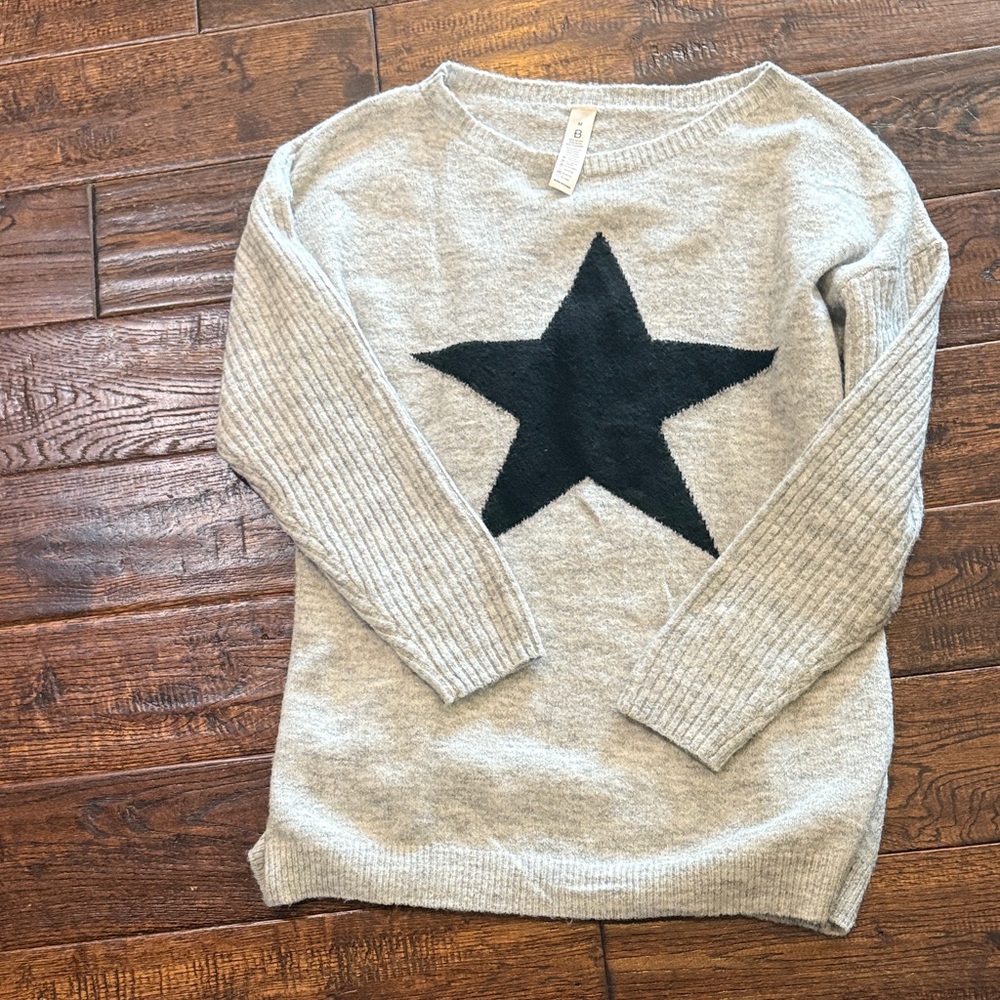 Grey sweater with black star m